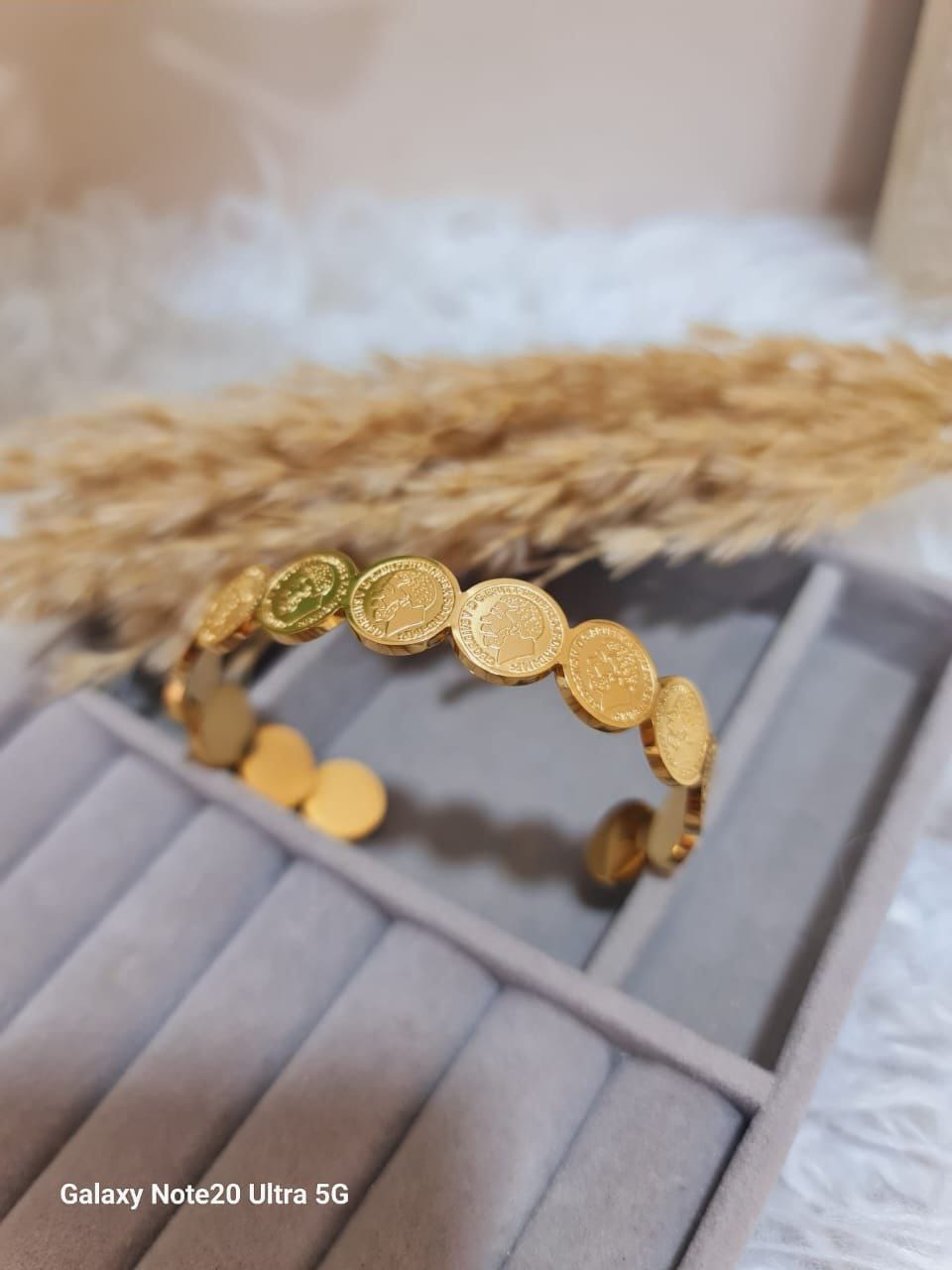إسورة كوين جولد – ستانلس ستيل بيور 316 غير قابلة للصدأ ✨ تميّزي بإطلالة فاخرة مع إسورة كوين الذهبية المصنوعة من ستانلس ستيل بيور 316 عالي الجودة