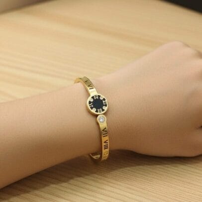 طقم الساعه اساوره وخاتم استاليس بيور 316 غير قابل للصدأ ⌚💍 تميّزي بإطلالة متناسقة وفاخرة مع طقم الساعة المتكامل الذي يضم إسورة وخاتم مصنوعين من ستانلس ستيل بيور 316